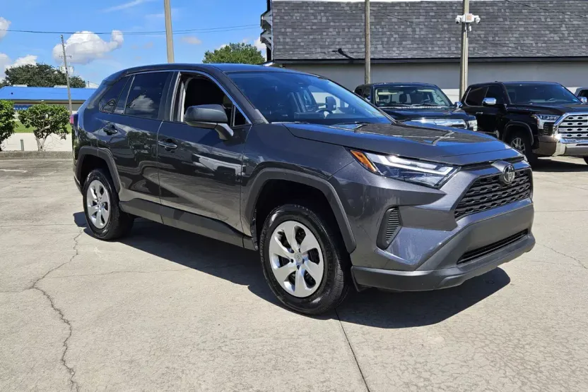 2023 Toyota RAV4 LE photo 1