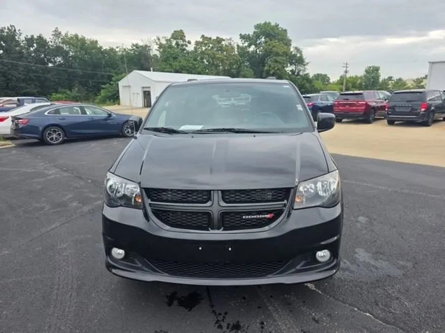 2016 Dodge Grand Caravan R/T photo 1