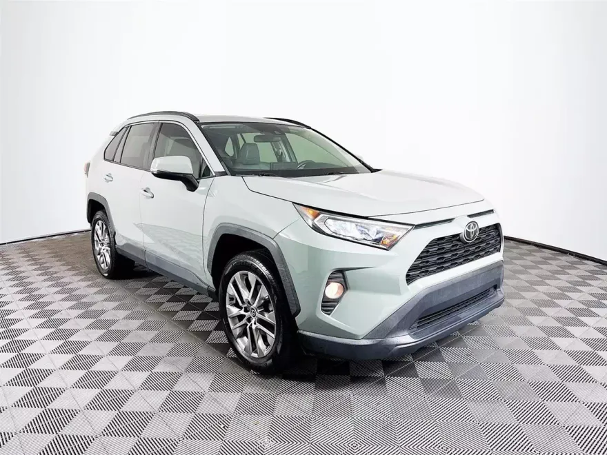 2020 Toyota RAV4 XLE Premium photo 1