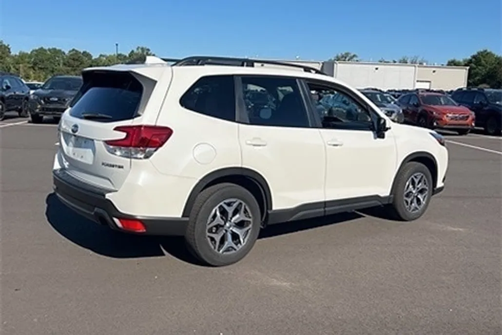 2023 Subaru Forester Premium photo 1