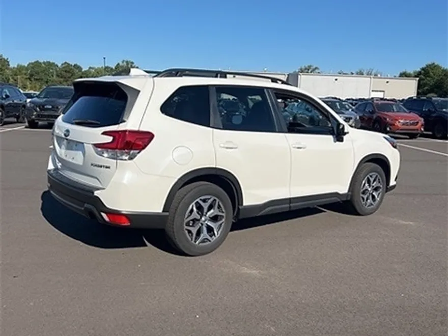 2023 Subaru Forester Premium photo 1