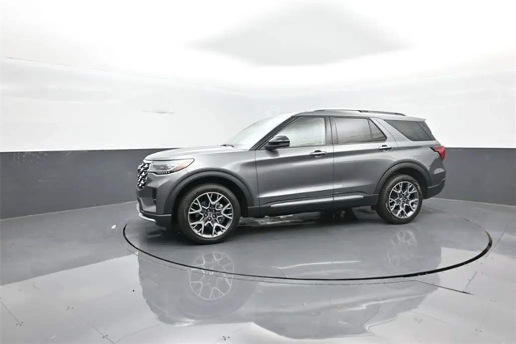 2025 Ford Explorer Platinum photo 1