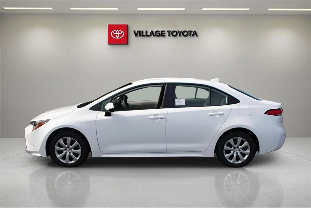 2025 Toyota Corolla LE photo 1