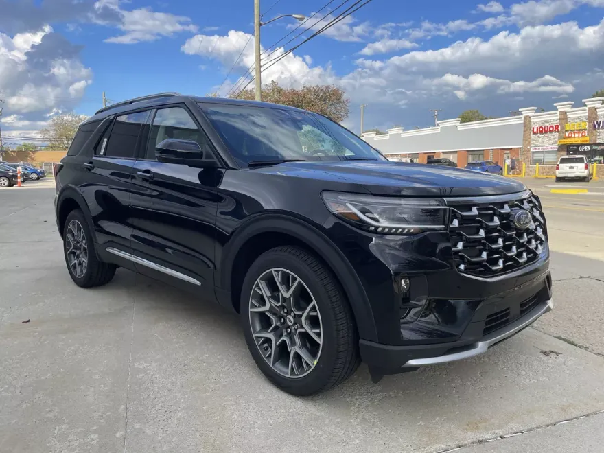 2025 Ford Explorer Platinum photo 1