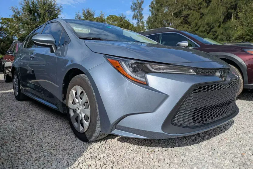 2022 Toyota Corolla LE photo 1