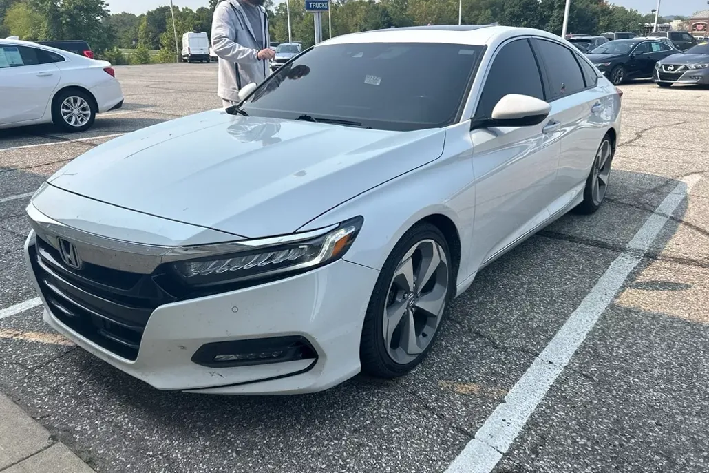2018 Honda Accord Touring 2.0T photo 1