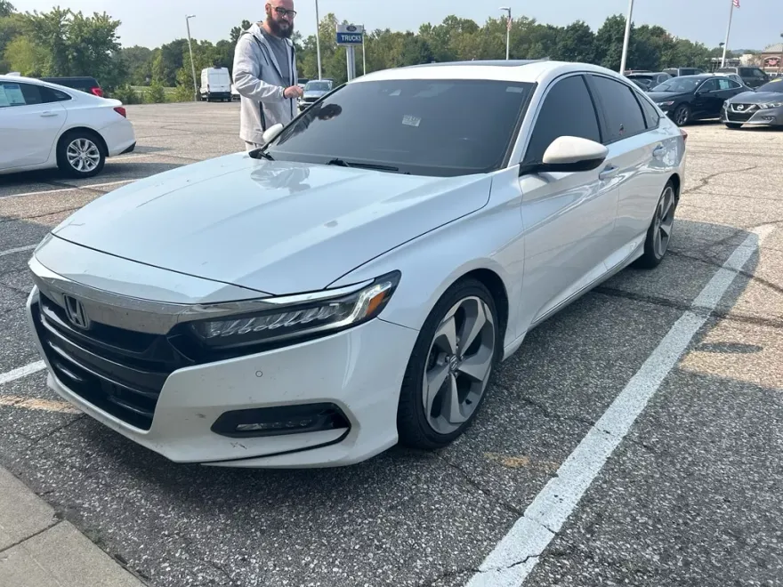 2018 Honda Accord Touring 2.0T photo 1