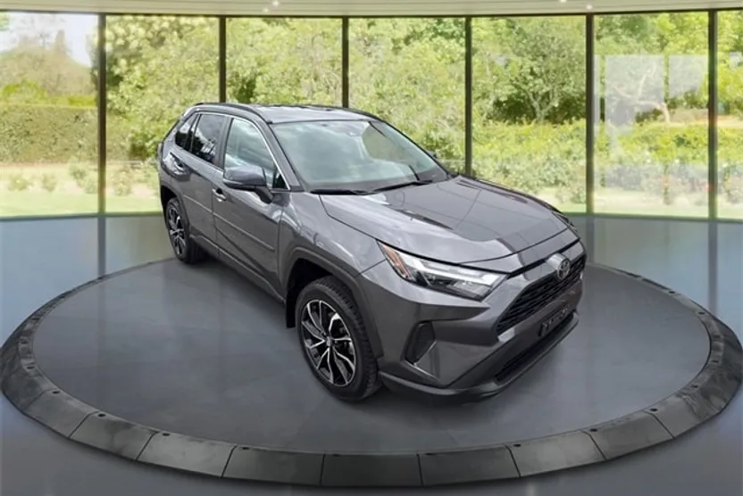 2022 Toyota RAV4 XLE photo 1