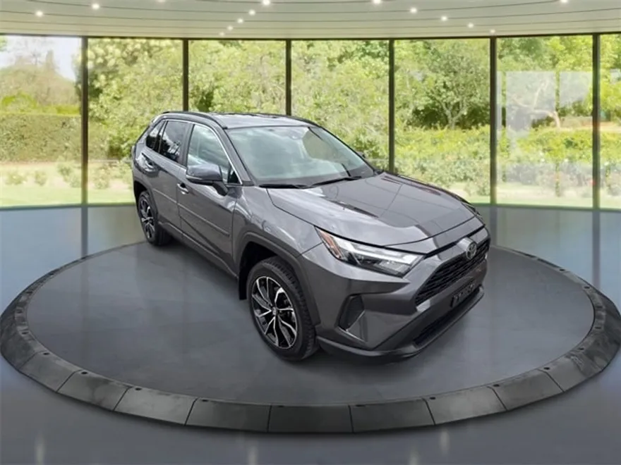 2022 Toyota RAV4 XLE photo 1