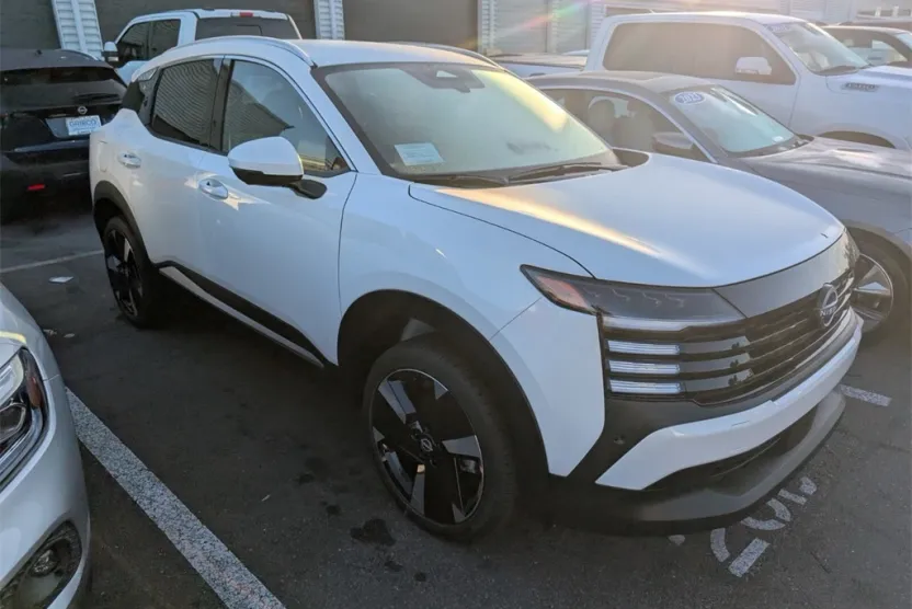 2025 Nissan Kicks SR photo 1