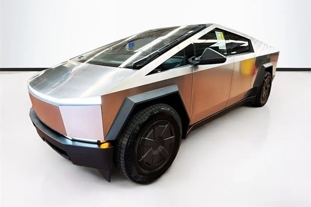 2025 Tesla Cybertruck photo 1