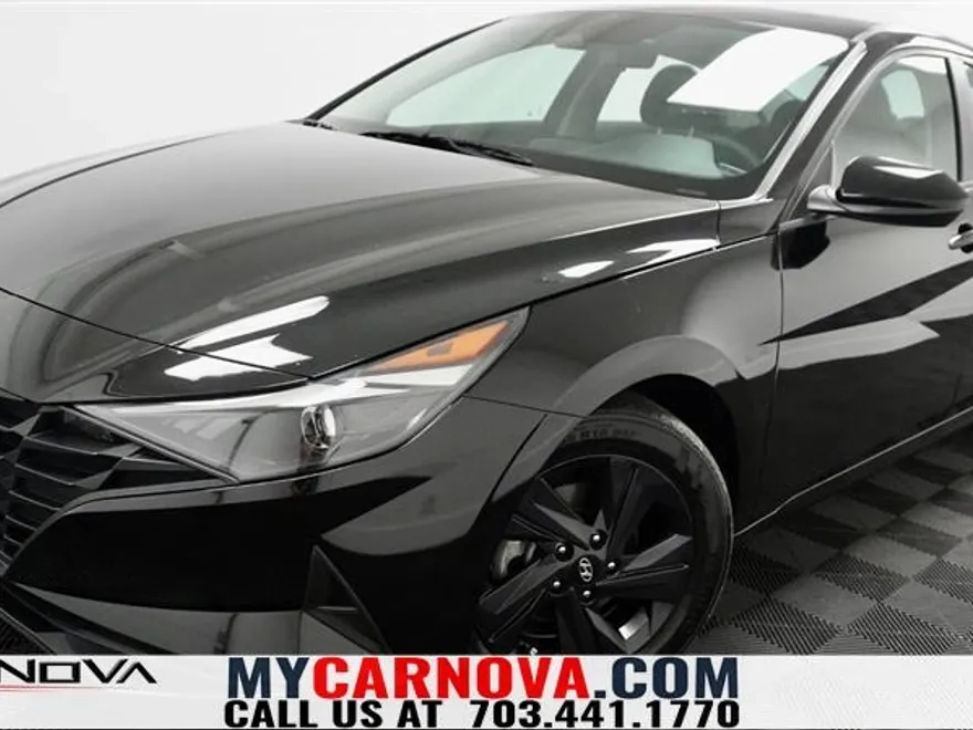 2022 Hyundai Elantra SEL photo 1