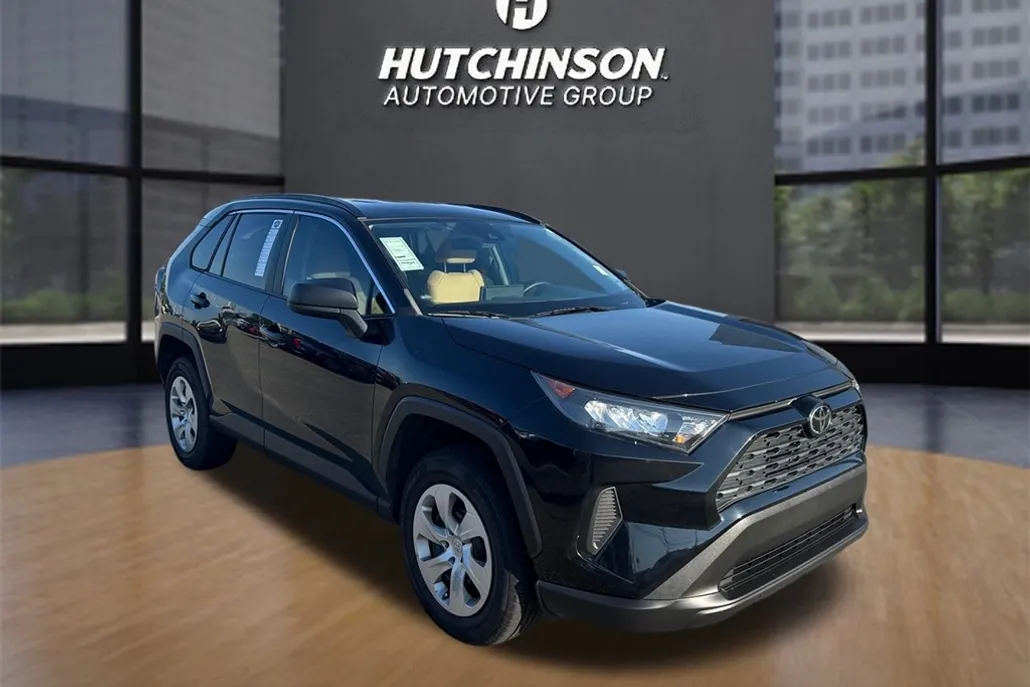 2021 Toyota RAV4 LE photo 1
