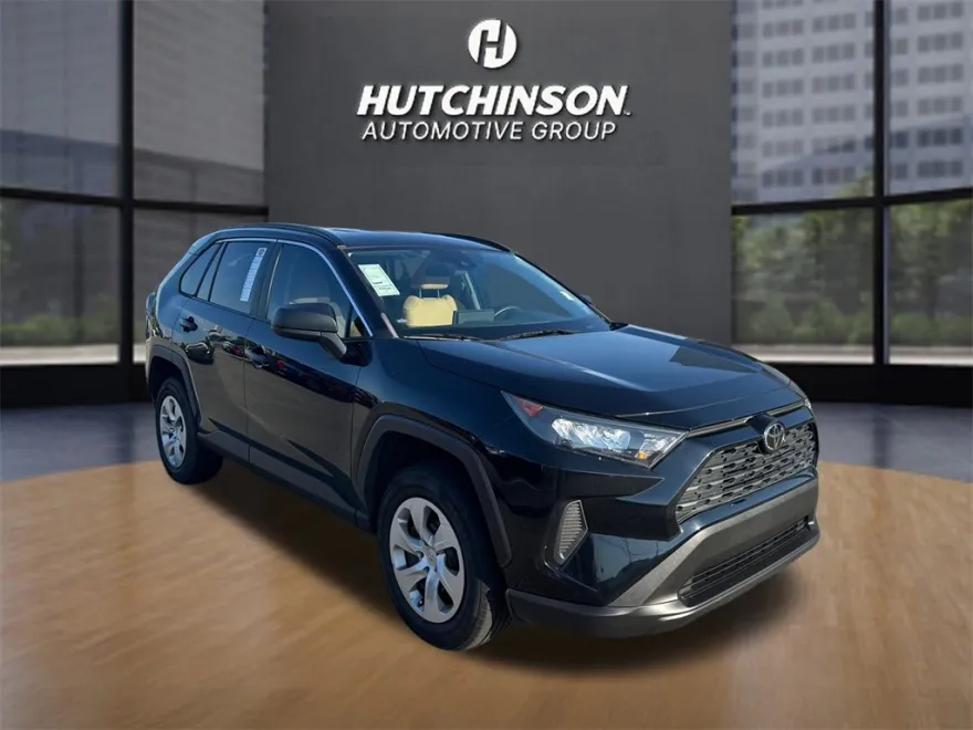 2021 Toyota RAV4 LE photo 1
