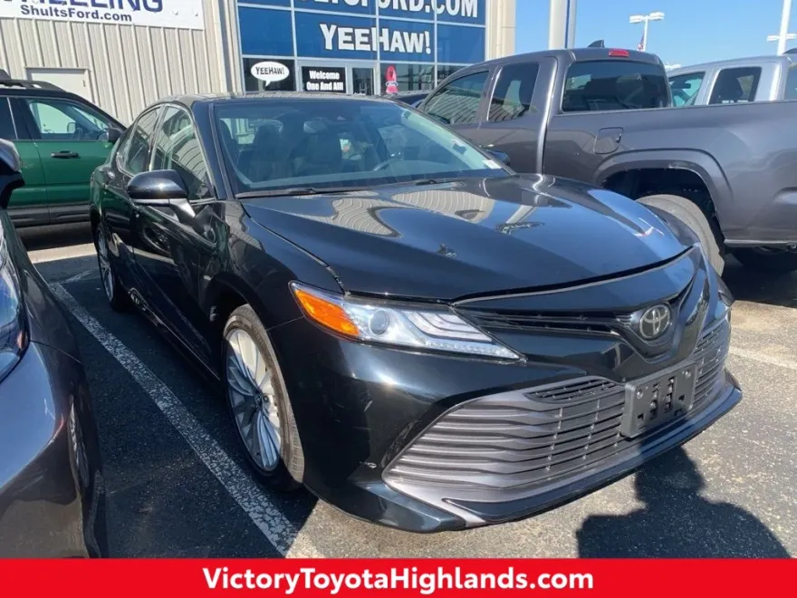 2020 Toyota Camry XLE photo 1