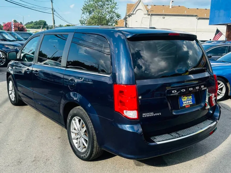 2014 Dodge Grand Caravan SXT photo 1
