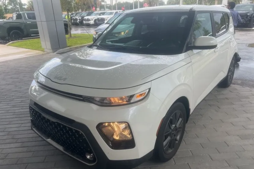 2022 Kia Soul EX photo 1