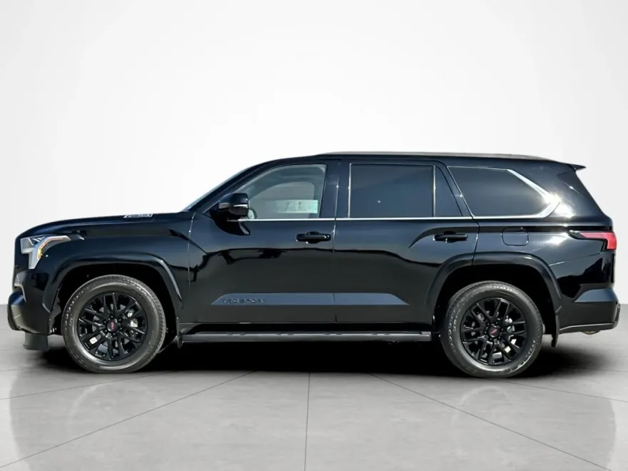 2023 Toyota Sequoia SR5 photo 1