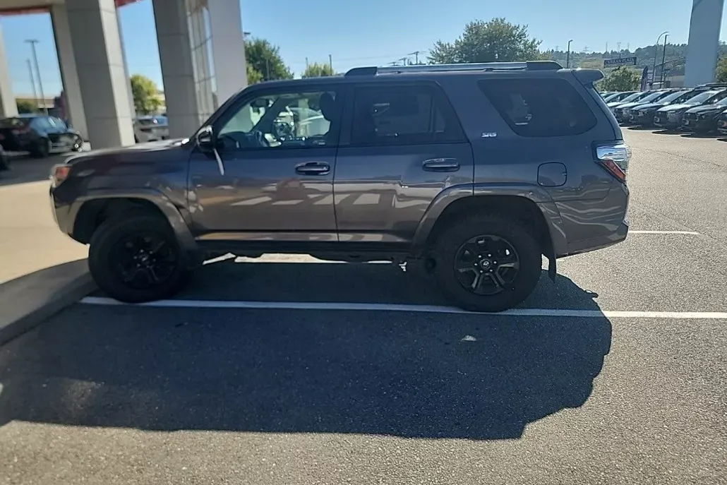 2019 Toyota 4Runner SR5 photo 1