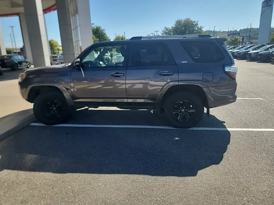 2019 Toyota 4Runner SR5 photo 1