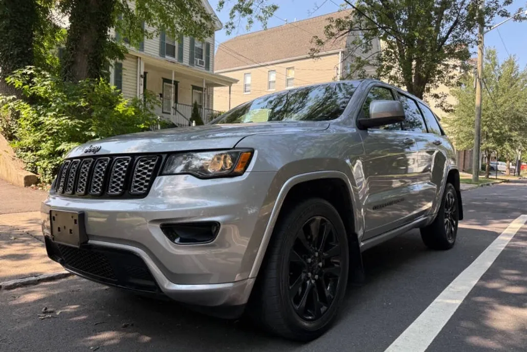 2019 Jeep Grand Cherokee Laredo photo 1