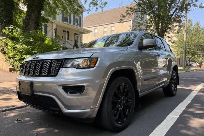 2019 Jeep Grand Cherokee Laredo photo 1