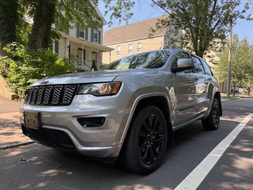 2019 Jeep Grand Cherokee Laredo photo 1