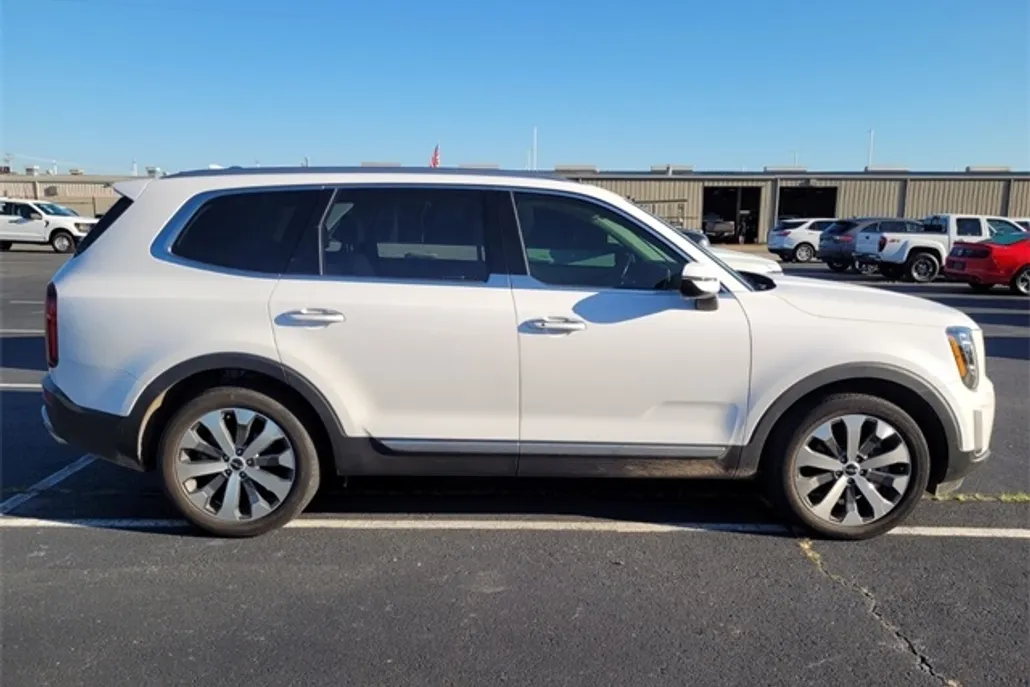 2022 Kia Telluride S photo 1