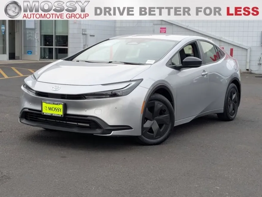 2024 Toyota Prius LE photo 1