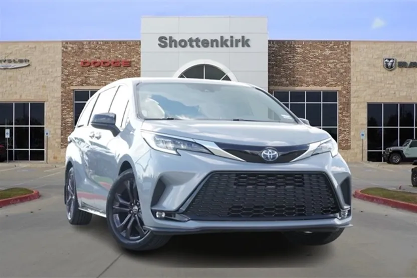 2023 Toyota Sienna XSE photo 1