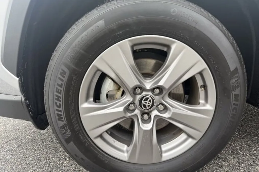 2024 Toyota RAV4 Hybrid XLE photo 1
