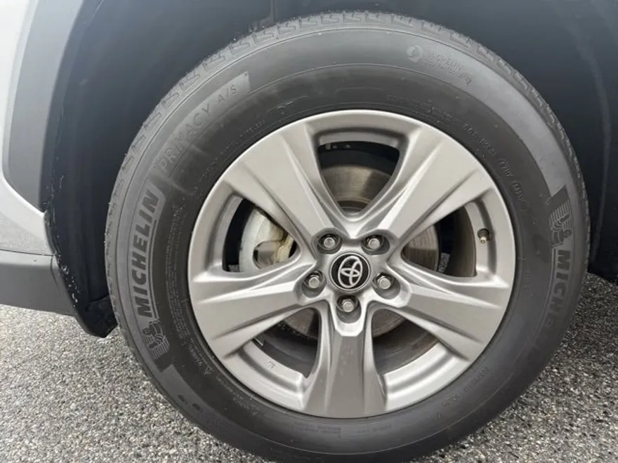 2024 Toyota RAV4 Hybrid XLE photo 1