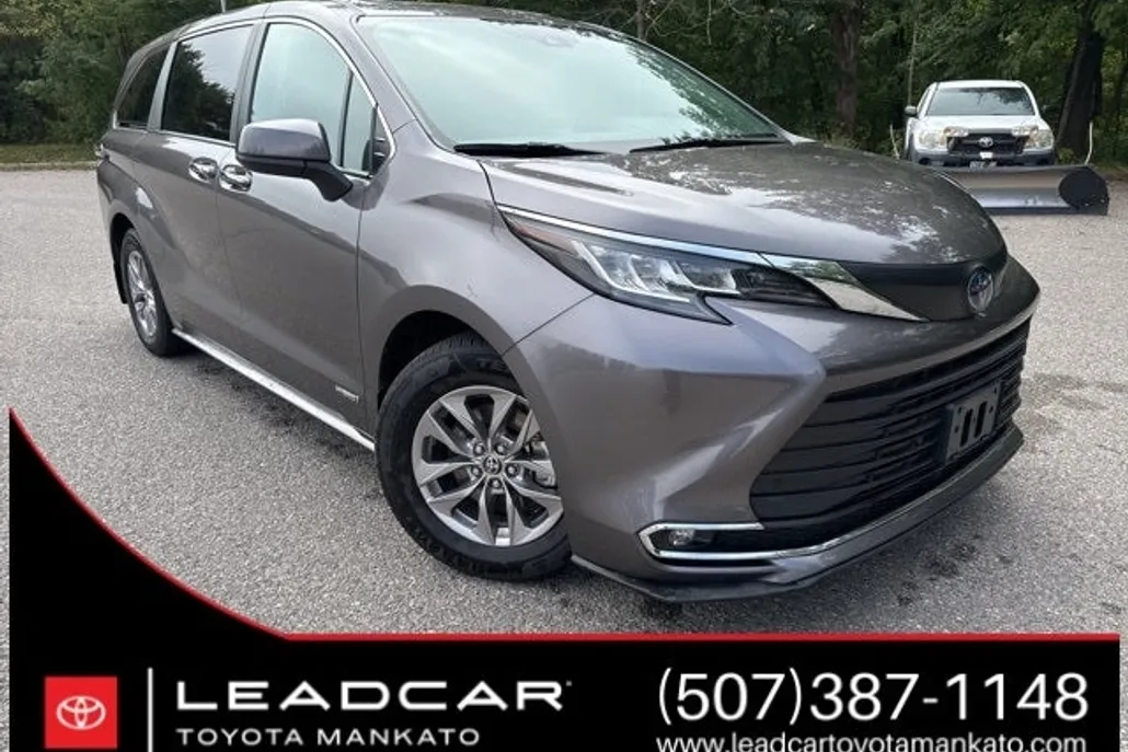 2021 Toyota Sienna XLE photo 1