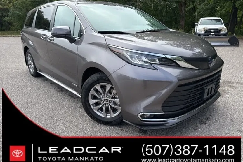 2021 Toyota Sienna XLE photo 1