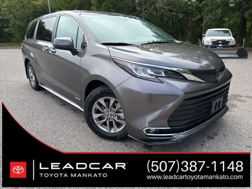 2021 Toyota Sienna XLE photo 1