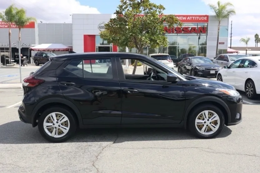 2022 Nissan Kicks S photo 1