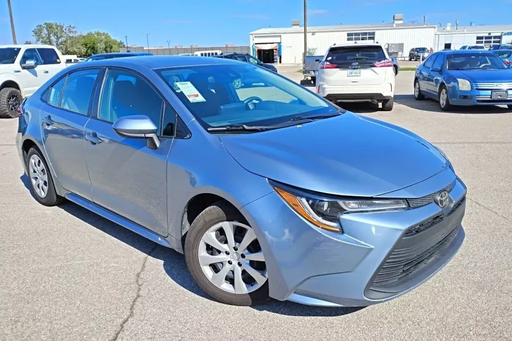 2022 Toyota Corolla LE photo 1