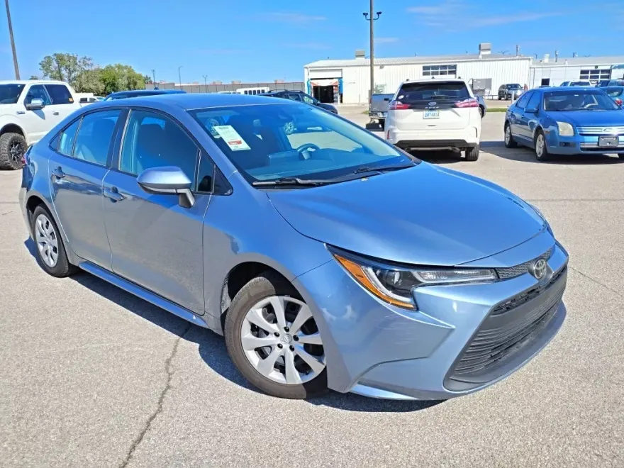 2022 Toyota Corolla LE photo 1