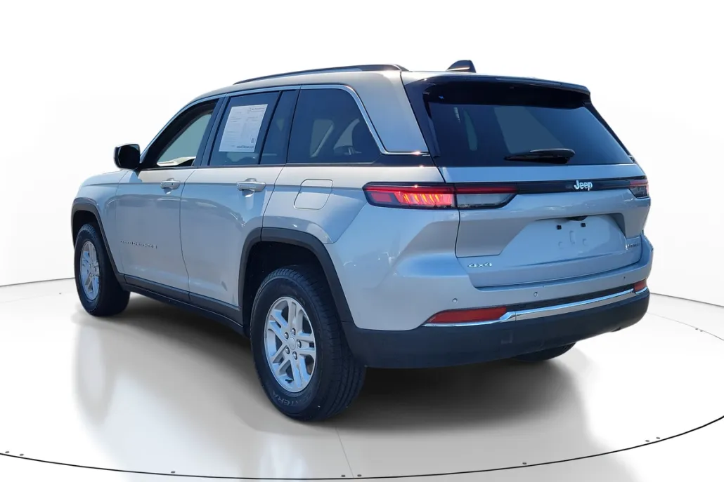 2023 Jeep Grand Cherokee Laredo photo 1
