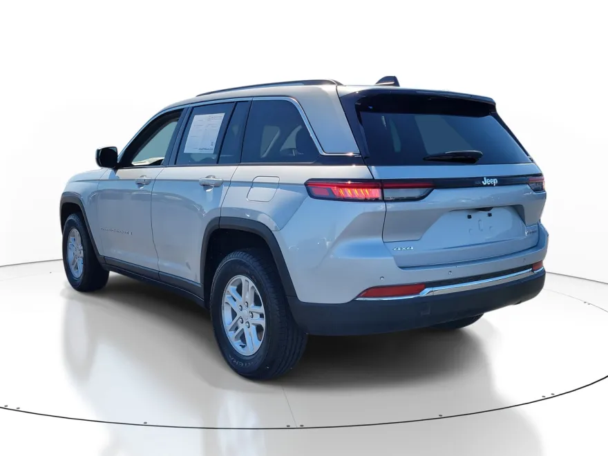 2023 Jeep Grand Cherokee Laredo photo 1