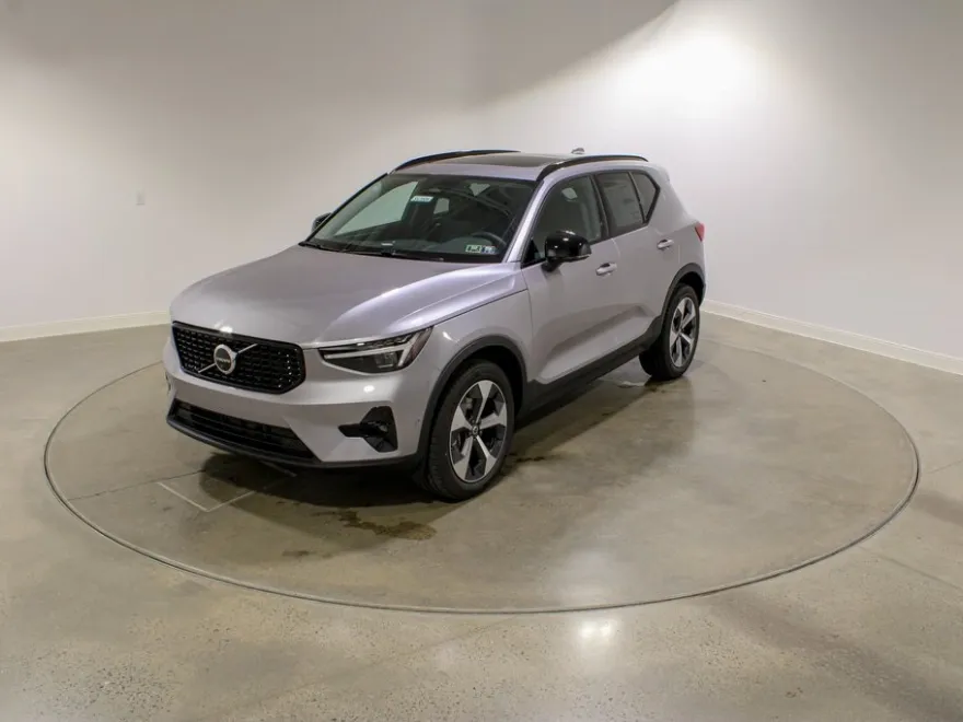 2026 Volvo XC40 Plus photo 1
