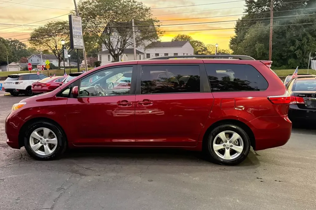 2015 Toyota Sienna LE photo 1