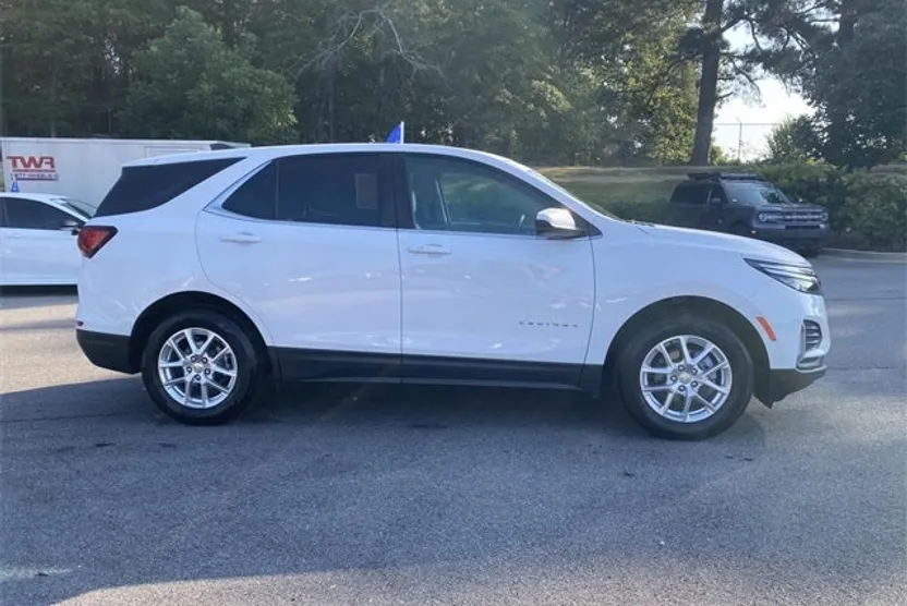 2022 Chevrolet Equinox LT photo 1