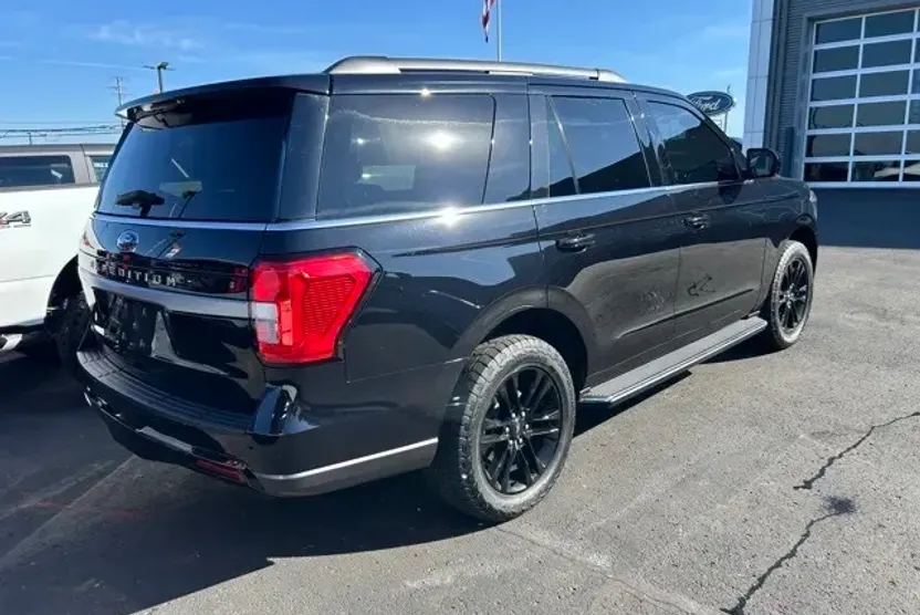 2023 Ford Expedition XLT photo 1