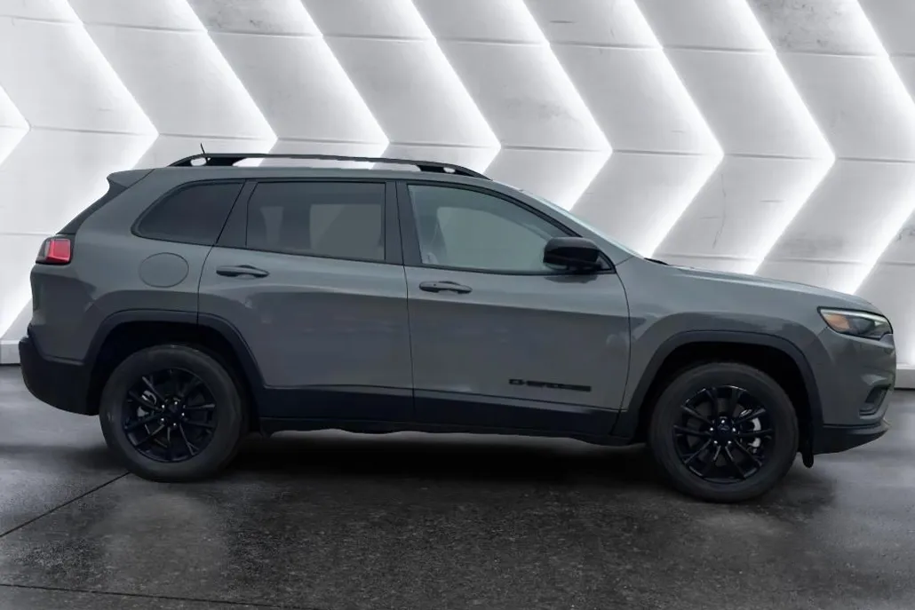 2023 Jeep Cherokee Altitude Lux photo 1