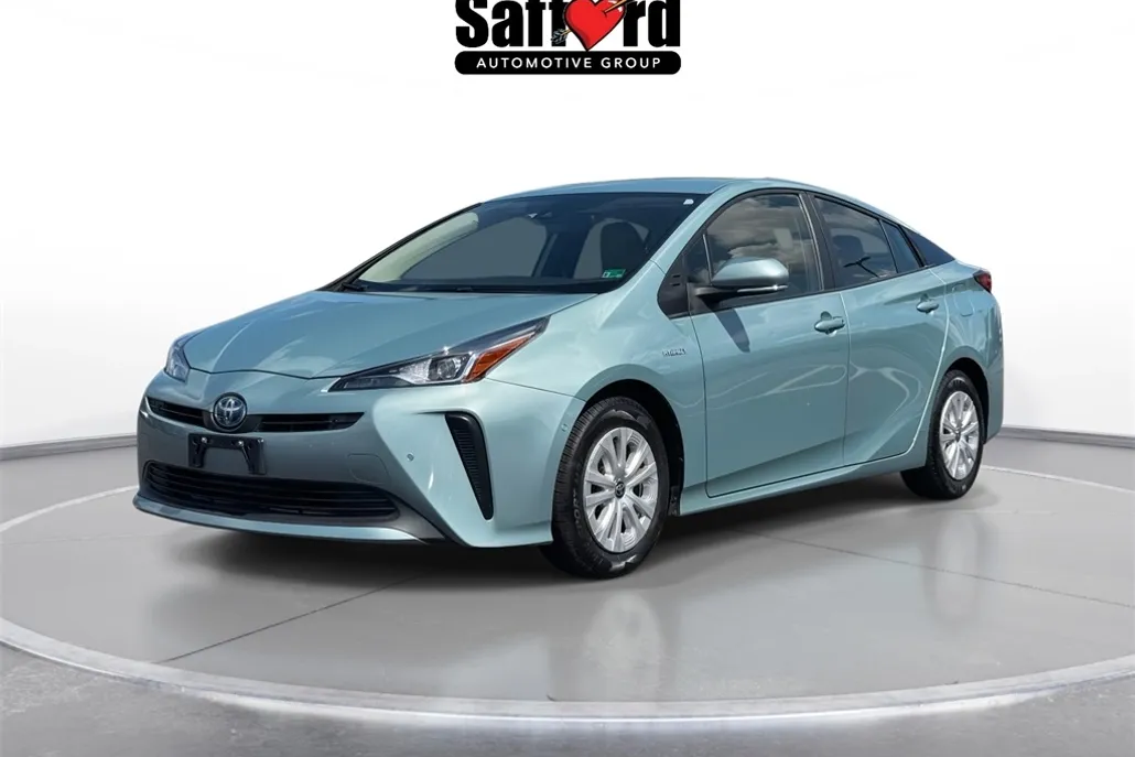 2021 Toyota Prius LE photo 1