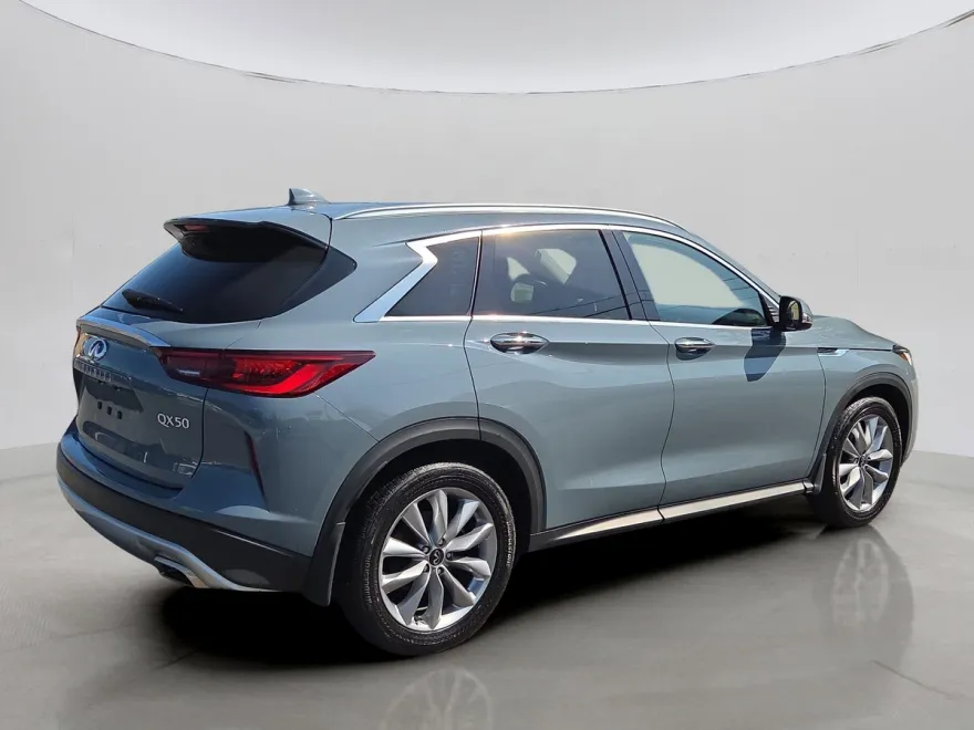 2022 Infiniti QX50 Luxe AWD photo 3