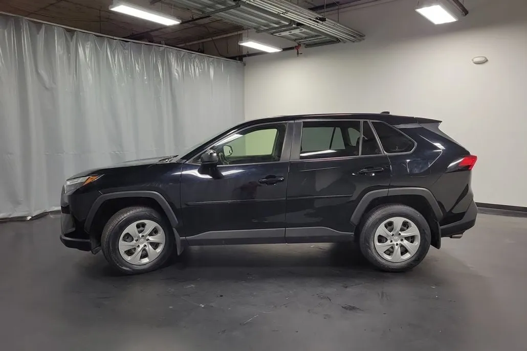 2023 Toyota RAV4 LE photo 1