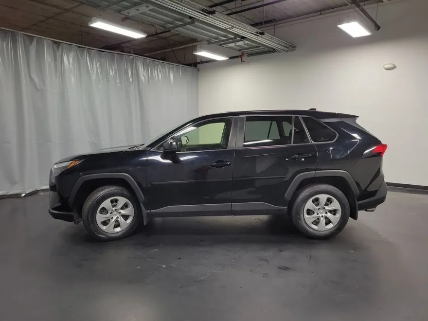 2023 Toyota RAV4 LE photo 1