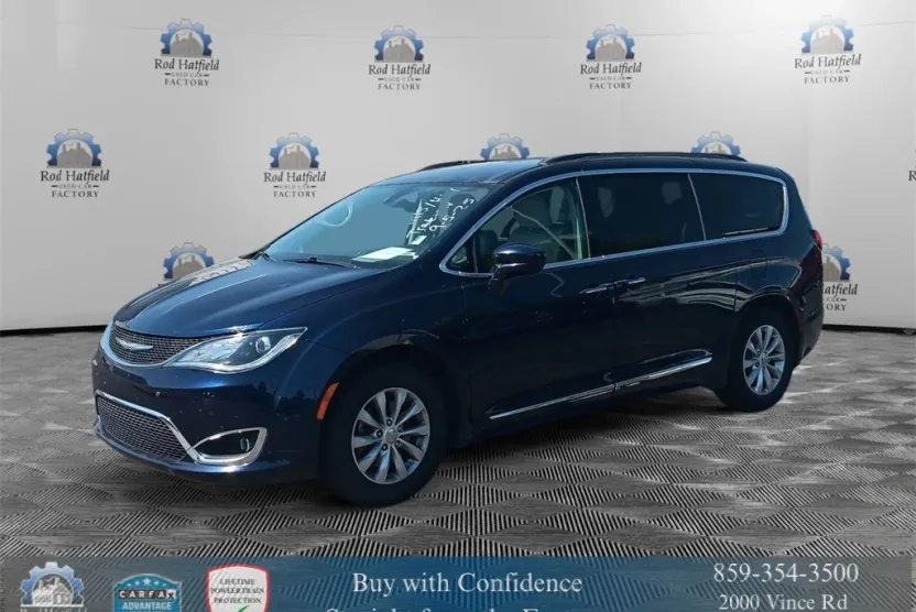 2017 Chrysler Pacifica Touring L photo 1